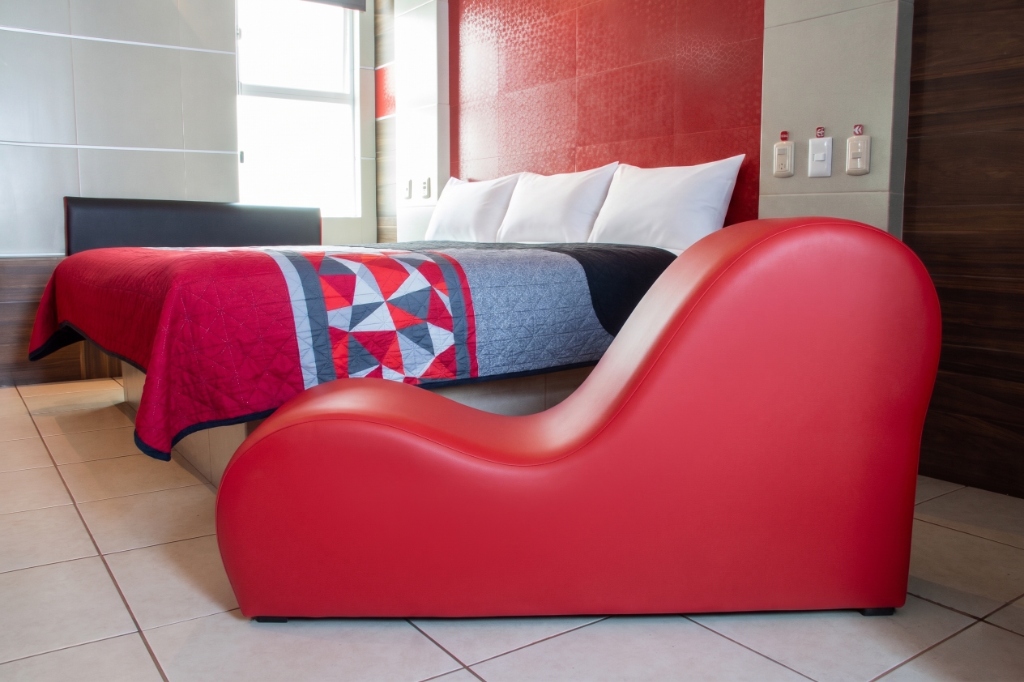 Sillón Kamasutra y cama matrimonial en Suite Sencilla Motel Barcelona